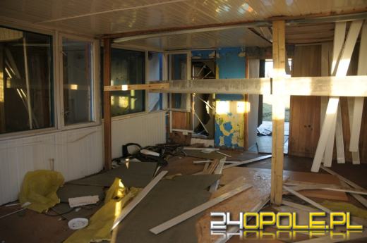 Zdewastowane baraki straszą nad Kanałem Ulgi