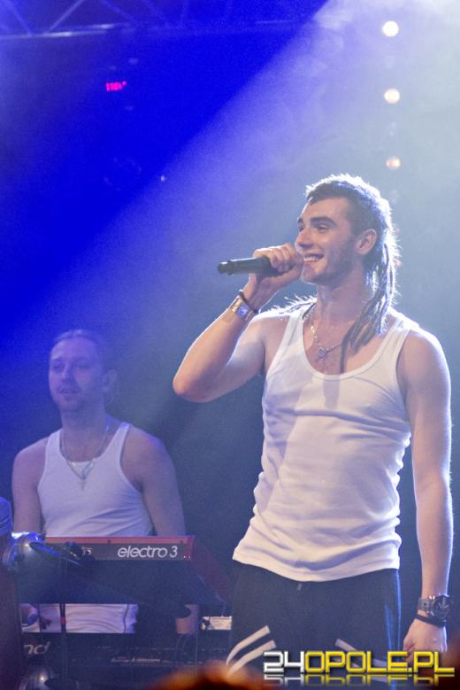 Kamil Bednarek zaśpiewał charytatywnie dla "Barki"