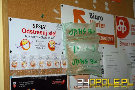 Folia bąbelkowa sposobem na odstresowanie studentów