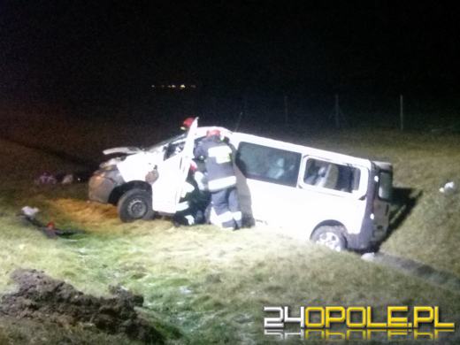 Bus dachował na autostradzie A4