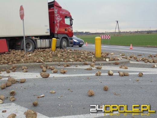 Buraki zablokowały drogę krajową 94 pod Brzegiem