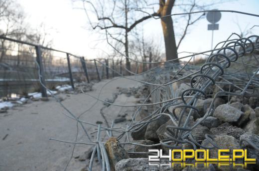 Wystające druty nad Młynówką zagrażają przechodniom 
