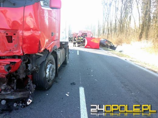 Czołowe zderzenie podczas wyprzedzania. Zginął 74-letni kierowca.