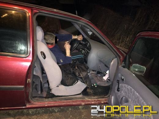 Pijany kierowca staranował płot. Mężczyzna miał aż 2,5 promila.