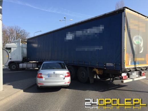 Nieprawidłowo zawracał ciężarówką, zawadził o samochód