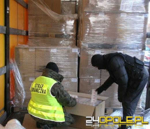 Kierowca ciężarówki wiózł 600 tysięcy nielegalnych papierosów