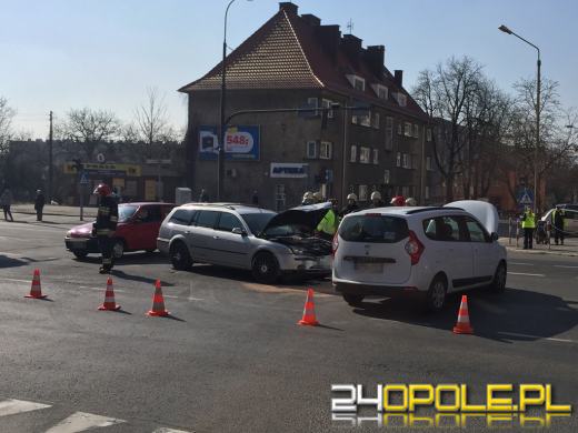 Wypadek na skrzyżowaniu, dzieci trafiły do szpitala