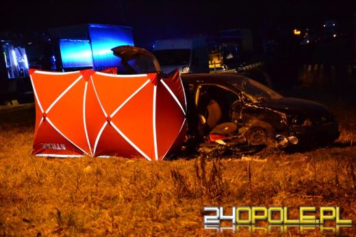 Trzy auta zderzyły się pod Nysą. Pasażer volkswagena zginął na miejscu.