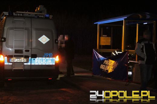 Zwłoki kobiety na przystanku autobusowym