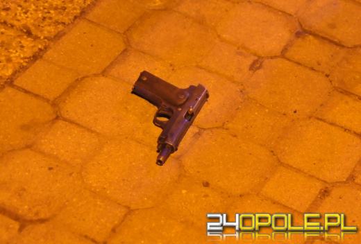 Bójka w centrum Opola. Jeden z mężczyzn miał broń.