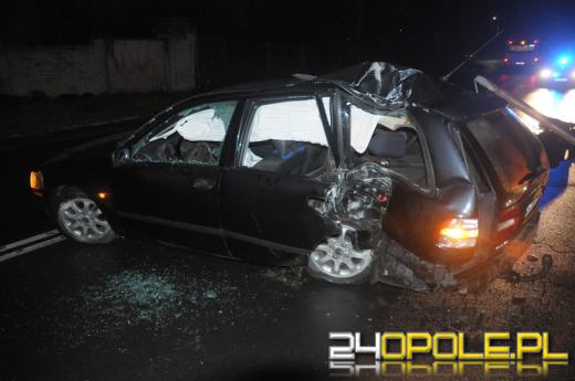 Kierowca volvo przewrócił latarnię, po czym uciekł pieszo