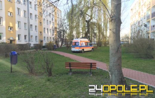 Policjanci próbowali obezwładnić agresywnego mężczyznę. Po minucie się poddali.