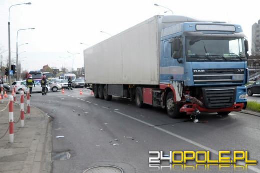 Volkswagen golf zderzył się z ciężarówką na Zaodrzu