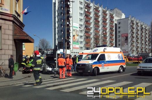 Pijany kierowca wjechał w autobus, po czym staranował sygnalizację