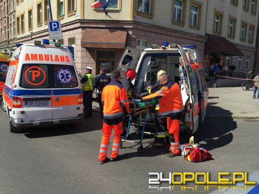 Pijany kierowca wjechał w autobus, po czym staranował sygnalizację