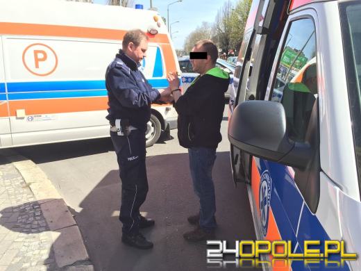 Pijany kierowca wjechał w autobus, po czym staranował sygnalizację