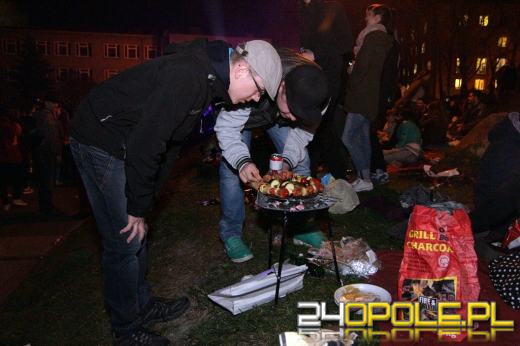 Studenci rozpoczęli sezon grillowy imprezą na kampusie