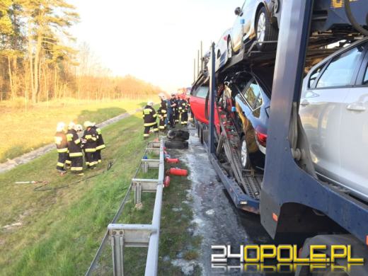 Na A4 zapaliła się laweta z nowymi samochodami