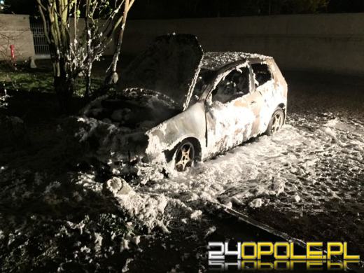 W nocy w centrum Opola spłonęło auto