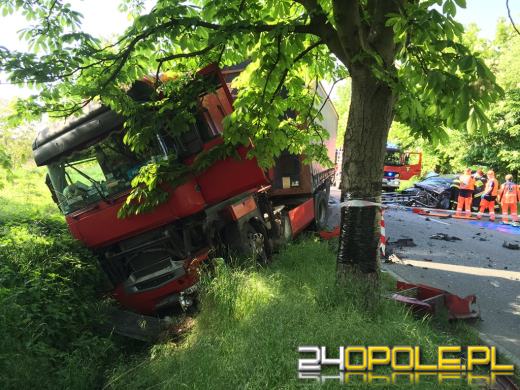Czołowe zderzenie samochodu z ciężarówką. Zobacz moment wypadku na filmie!