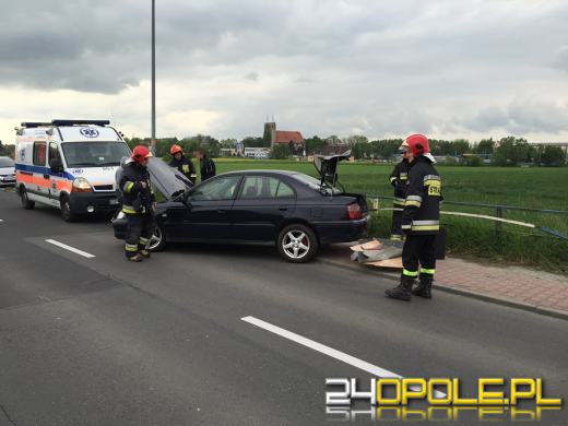 Barierka przebiła auto na wylot. Pasażerowie mieli szczęście.