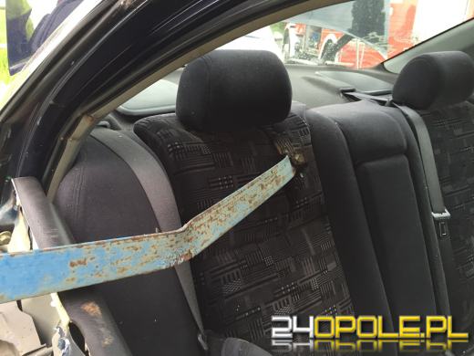 Barierka przebiła auto na wylot. Pasażerowie mieli szczęście.