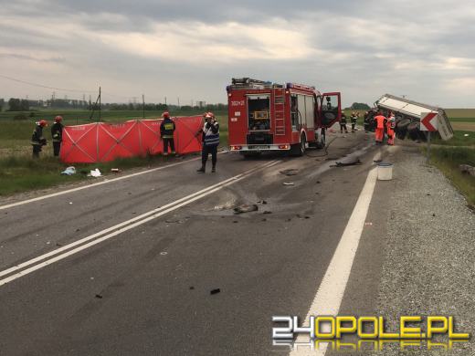 Czołowe zderzenie w Folwarku. Zginął 33-letni kierowca opla.