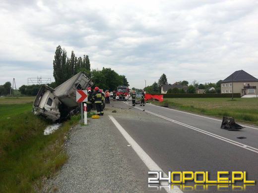 Czołowe zderzenie w Folwarku. Zginął 33-letni kierowca opla.