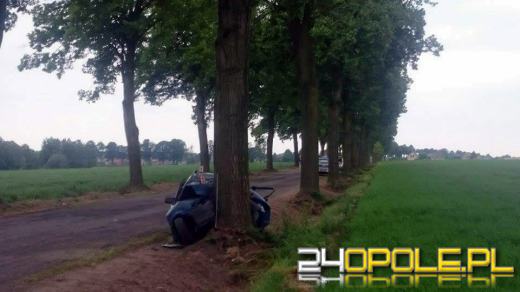 Opel wjechał w drzewo. Kierowca zginął na miejscu.