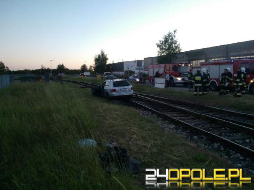 Po zderzeniu samochód został zepchnięty na tory