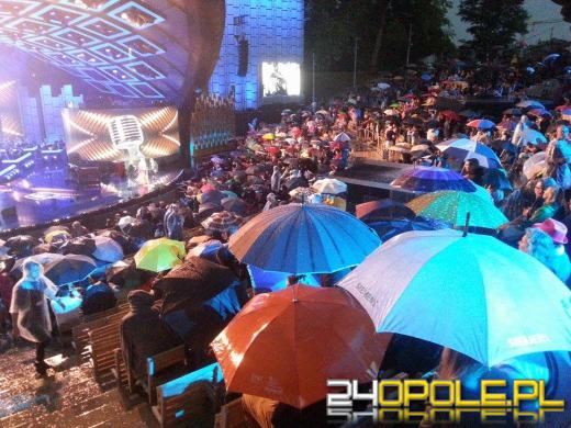 W strugach deszczu ruszył 52. Krajowy Festiwal Piosenki Polskiej