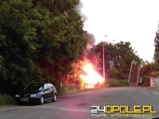 Na Zaodrzu spłonął drewniany garaż