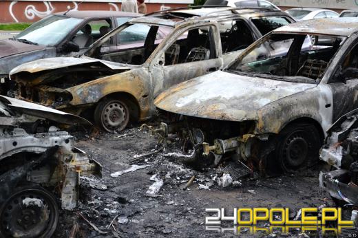 8 samochodów spłonęło w nocy w Grodkowie