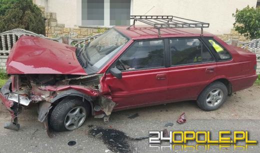 Pijany kierowca staranował płot. Miał prawie 3 promile.