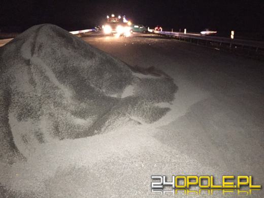 Robotnik dachował busem na zamkniętym odcinku autostrady