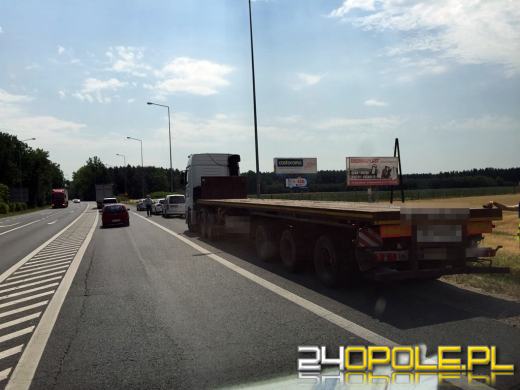 Metalowe elementy konstrukcyjne spadły z naczepy ciężarówki