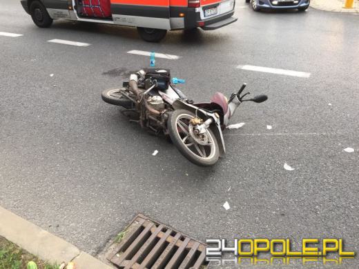 Zderzenie samochodu z motorowerem. Ranny 59-latek. 