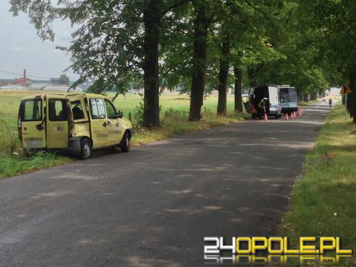 Autobus zderzył się z autem, po czym uderzył w drzewo