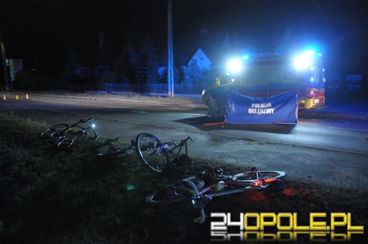 Kierowca wjechał w rowerzystów i uciekł. Jedna osoba nie żyje.