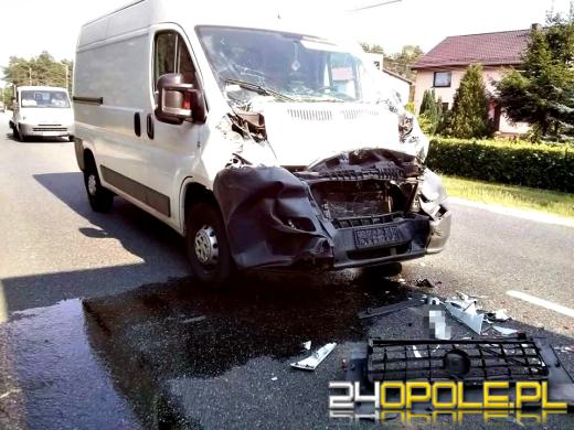 Dostawczy bus zderzył się z ciężarówką