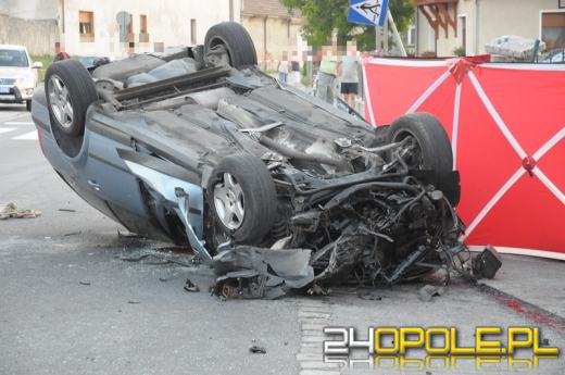 30-letni kierowca nie żyje po dachowaniu w Chróścinie