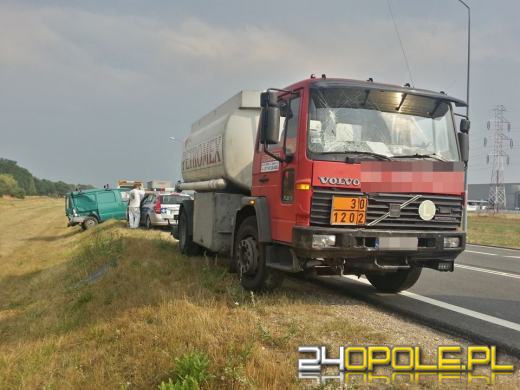 Zawracał na obwodnicy, wjechał pod cysternę