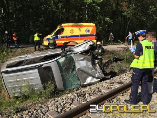 Samochód wjechał pod pociąg na niestrzeżonym przejeździe kolejowym
