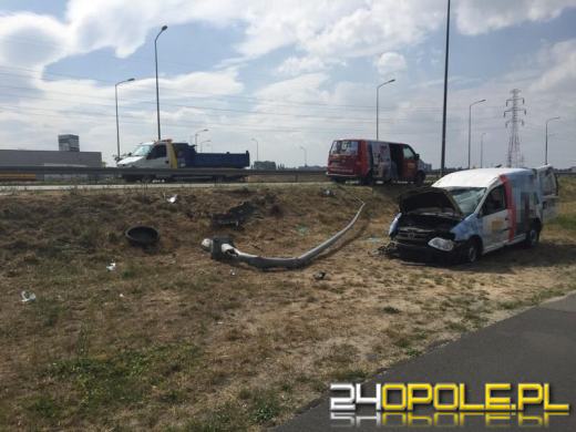 Kierowca ściął latarnię przy obwodnicy i dachował