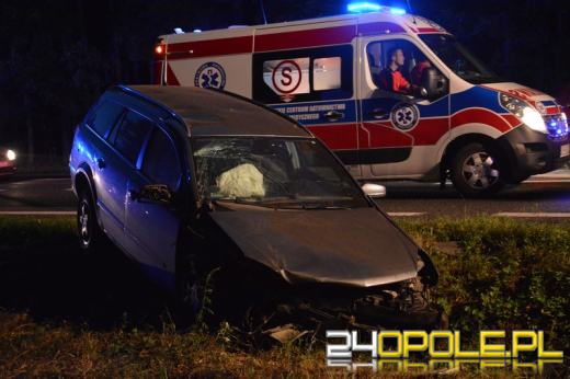 Opel wjechał do rowu w lesie pod Dąbrową