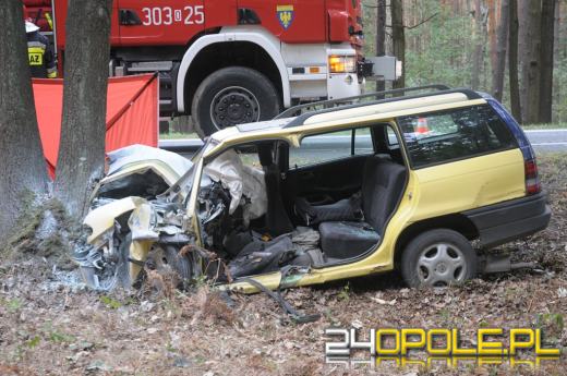 Opel uderzył w drzewo. Kierowca zginął na miejscu.