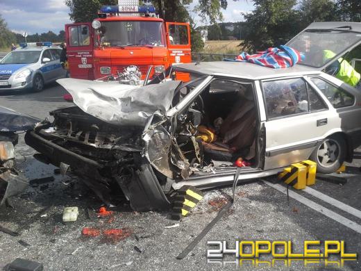 Czołowe zderzenie poloneza z suzuki. Dwie osoby ranne.