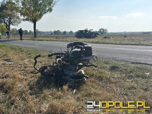 Volkswagen golf rozbił się na drzewie. Nie żyje 19-latek.