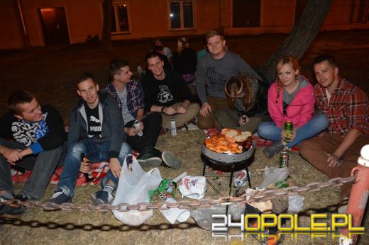 Tłumy studentów na akademickim grillowaniu