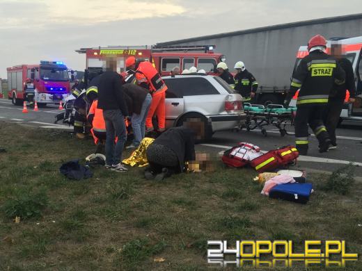 Audi zderzyło się z autokarem. 5 osób trafiło do szpitala.